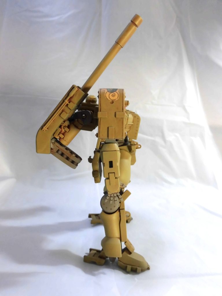 主砲は手に持たせるのも考えたんですが、駆逐戦車っぽく自由に向き変えられない方がいいかなあと、背中に付けてしまいました。