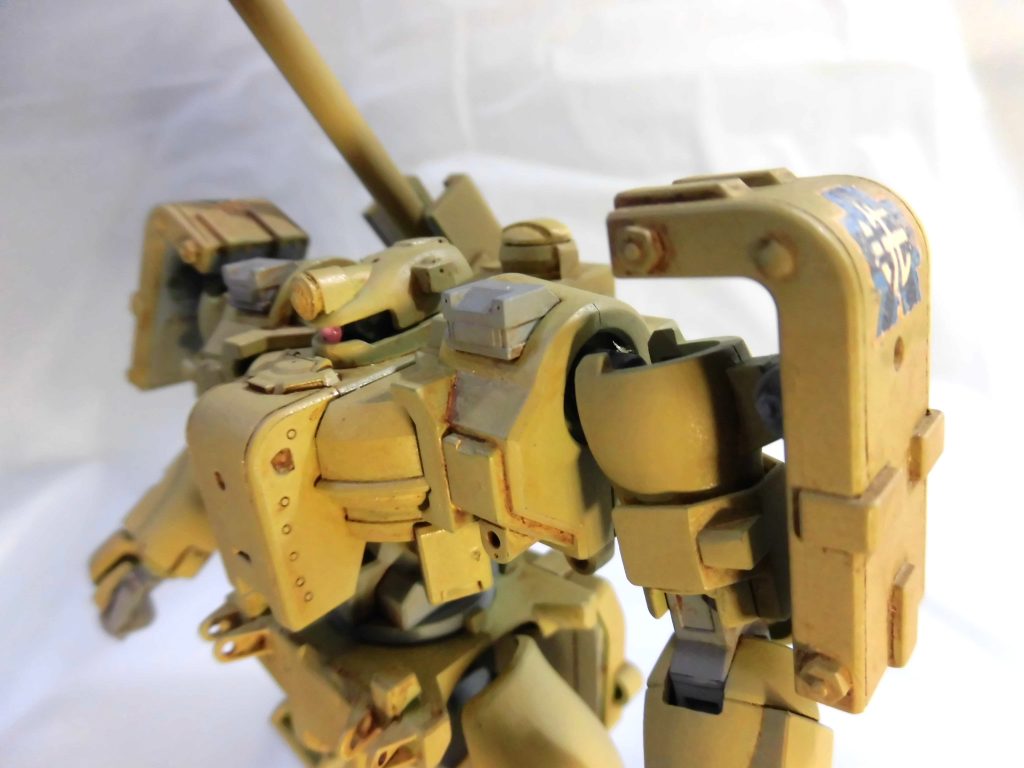 細かく1/35のタミヤの戦車オプションパーツを張り付けたり、スジ彫り加えたりしております。