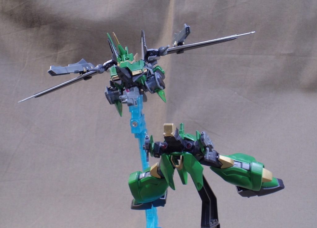 上半身はバウ・グラスパー、下半身はバウ・ストライカーに分離変形。