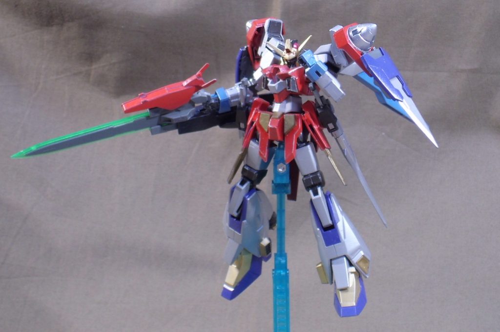 AGE-ΖOO(トゥーハンドレッド)本体。肩にGNドライヴ、足はΖ。