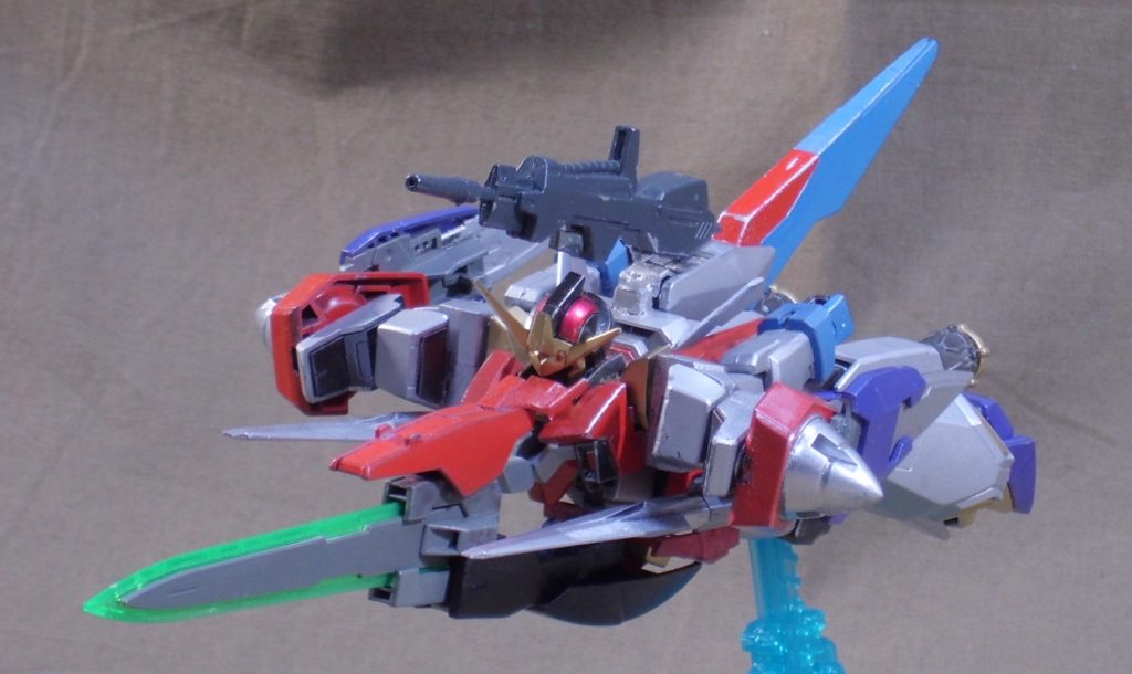 変形します。GNソードⅢにハイパードッズライフルのグリップとΖのシールドを組み合わせたGNカウルソードが一番手間がかかった点。