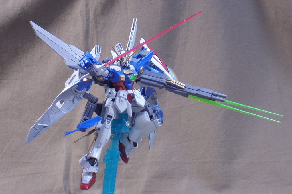 ビームソードと銃剣ビームソード付きツインバスターライフルで接近戦にも対応。