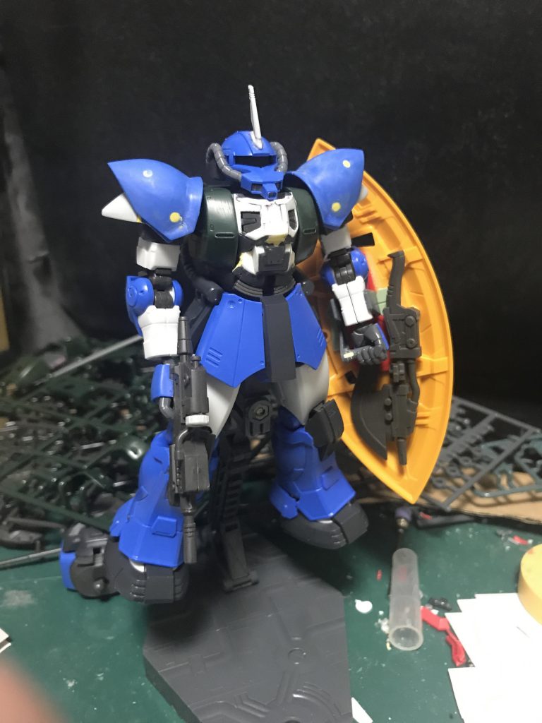 製作工程、胸部の装甲、1番の苦労ポイント。今まで軽くは触っていてもプラ板で工作したのがほぼ初めてだったので楽しかったです。
ヒートホークの収納が綺麗に収まって個人的にポイント高い。