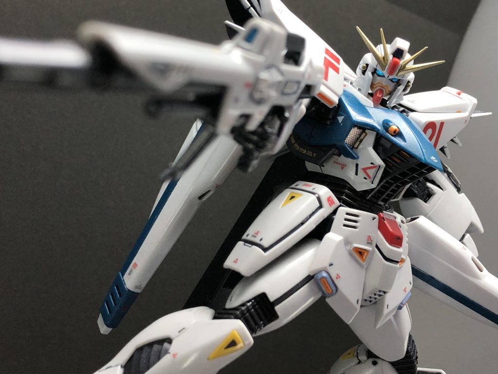 フェイスオープンギミックを組み込んだ差し替えなし完全変形は組んでても、遊んでも楽しく文句なしでした!
頬のパーツとの隙間がありますが、オープンしたからこその隙間なのでリアルですね!