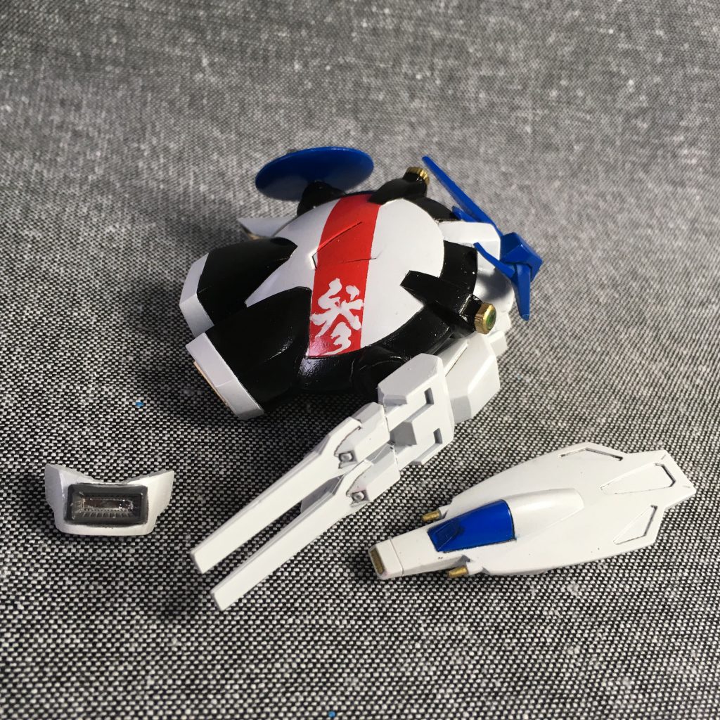 プロヴィデンスガンダムのバックパックのドラグーンを切り取って頭部レドームに見立てています。
また腰部ドラグーンは肉抜き穴をパテで埋め、アンテナ風に取り付けています。武装はプロヴィデンスガンダムそのまま。