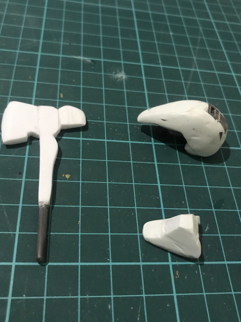 刺さってるアックスとグレイズの頭はプラ板やパテで作成。