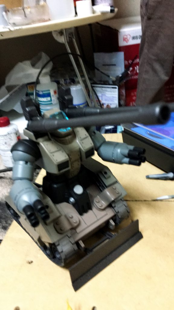 基本塗装後
この上から水性塗料で重ねていきました
迷彩のマスキングはこよりにしたマスキングテープの上にガムテープを適当に切って乗せて塗装しました。