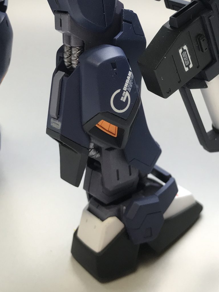 反対の足にもでかでかとデカールを貼り付けました笑