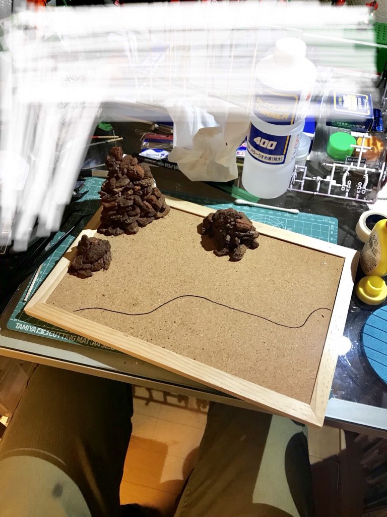 ジオラマ製作③ 削ったスチロールに岩っぽいパーツを貼り付けて岩肌っぽく。