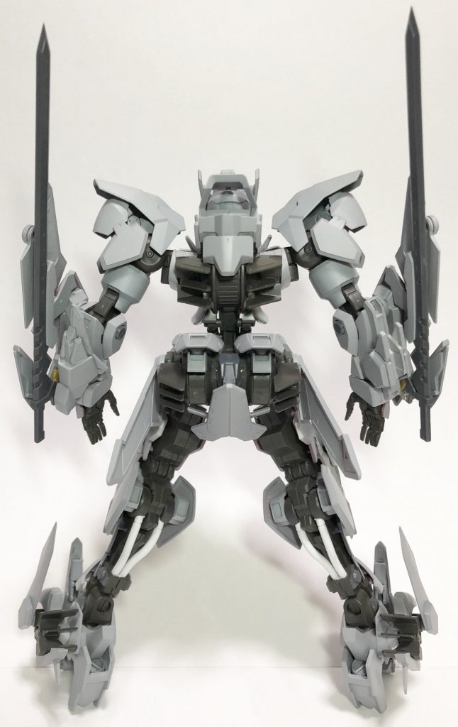 腰部にガンダムフレームのツインリアクターを搭載