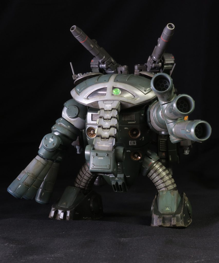 標準装備である腕部ロケット砲に加え、ビームキャノンを装備。火力はバッチリだ!