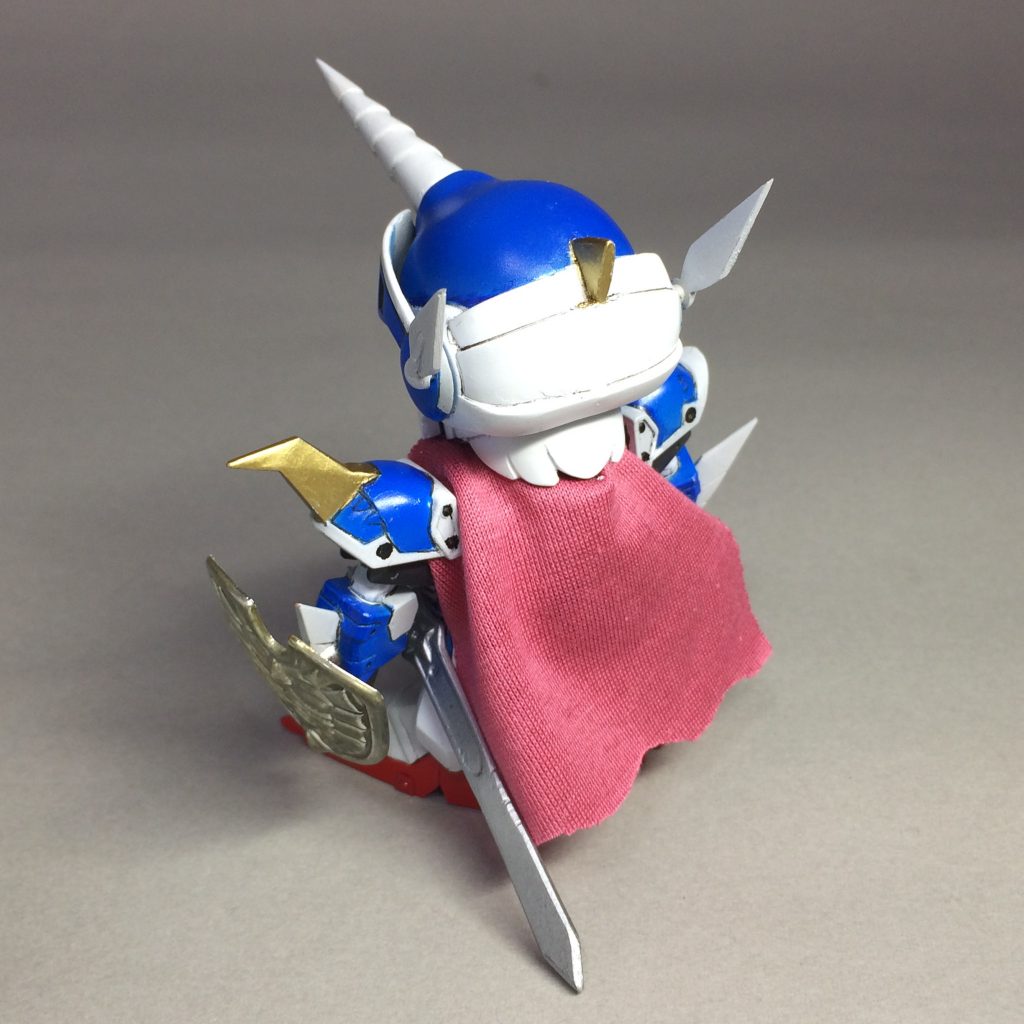 マントは100円ショップで購入した眼鏡拭きの布を切って使っています。
手首パーツはビルダーズパーツHD 1/144 MSハンドを使用しています。