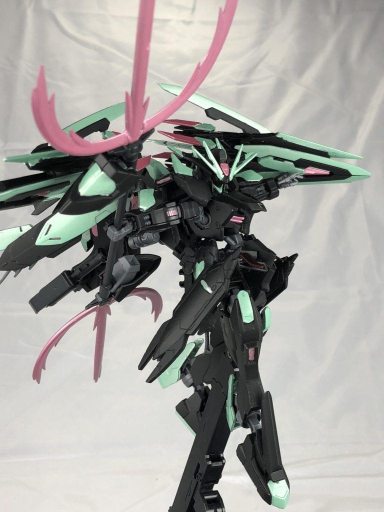 三つ叉双槍(みつまたそうそう)。この機体の主武装です。槍にはブースターを追加していて、使用時にブーストすることで貫通力を増加しています。