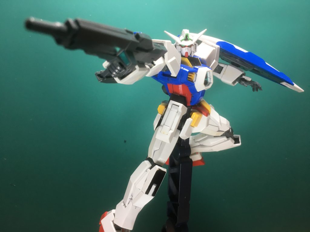 色分けも頭部や胸部は非常に凝った分割で感心しました。ウェアも取りそろえたいなぁ。
 ドッズライフルは基部のセンサーや前方バレルのサイト裏にシールが無いので切り出してみました。前者はカメラシールの縁を切り出し、後者は余銀を切り出して塗装後に貼っています。本来は彫り込みで再現するべきらしいですが、当時はそんなに工具が無いのでやってません。