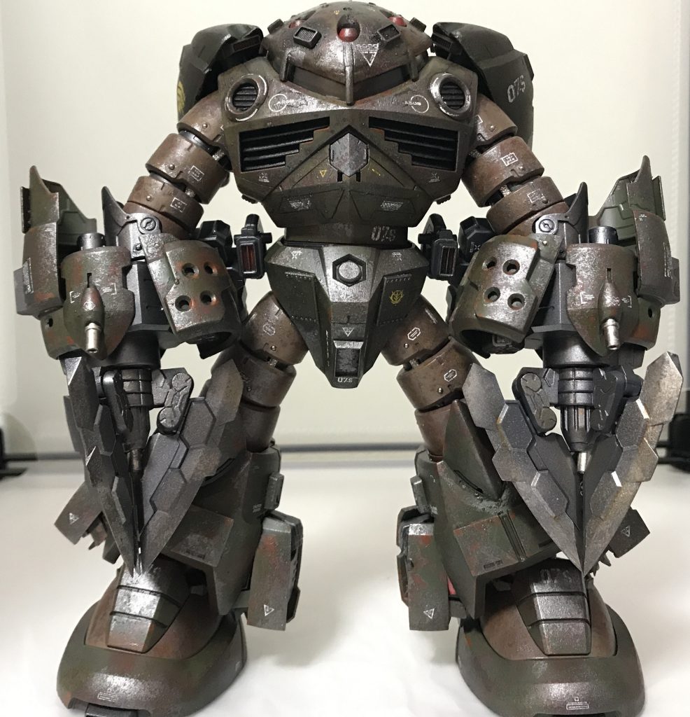 腕はコトブキヤのスパイラルクラッシャーを使いクローを大型化、脚部はビルダーズパーツを使用し、スラスターを追加。