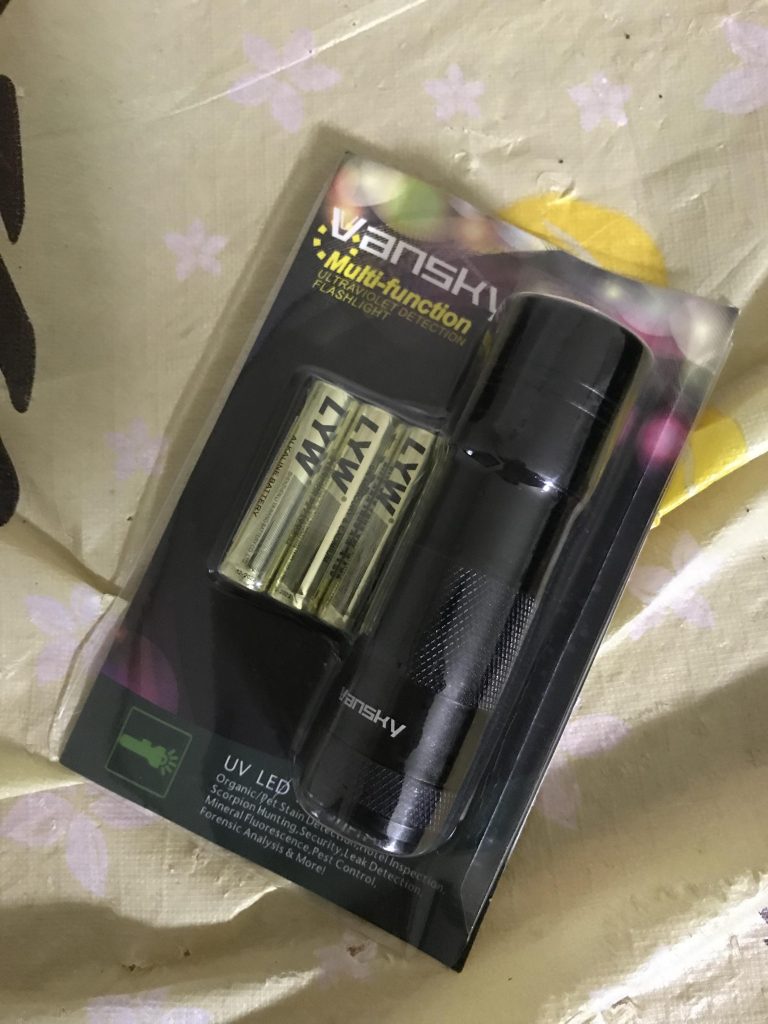 ブラックライトはAmazonで800円くらいでした