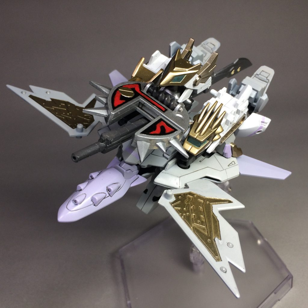 デルタプラスの変形機構をほぼそのまま使用した突撃形態です。付けるか迷いましたが、見た目を重視して頭部は余剰パーツとしました。
3号機初期検証型といえばお台場、ということで、この形態を『波動大刃(ウェイブダイバー)』と名付けました。