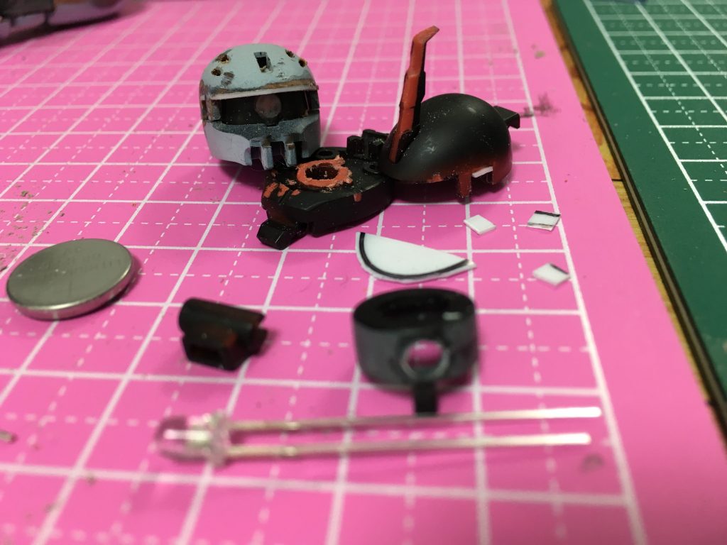 モノアイスリットを詰めて、プラ板で幅詰め、砲弾型3mm LEDを仕込むため、ピンバイス穴開け。ついでにHGザクからシンマツザクIIの改造も。