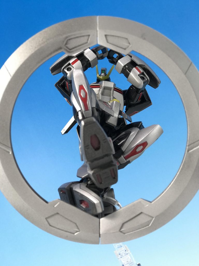 ## Dead or Alive
必殺キック時には背中のユニットがサブアームで前方に展開してきます。