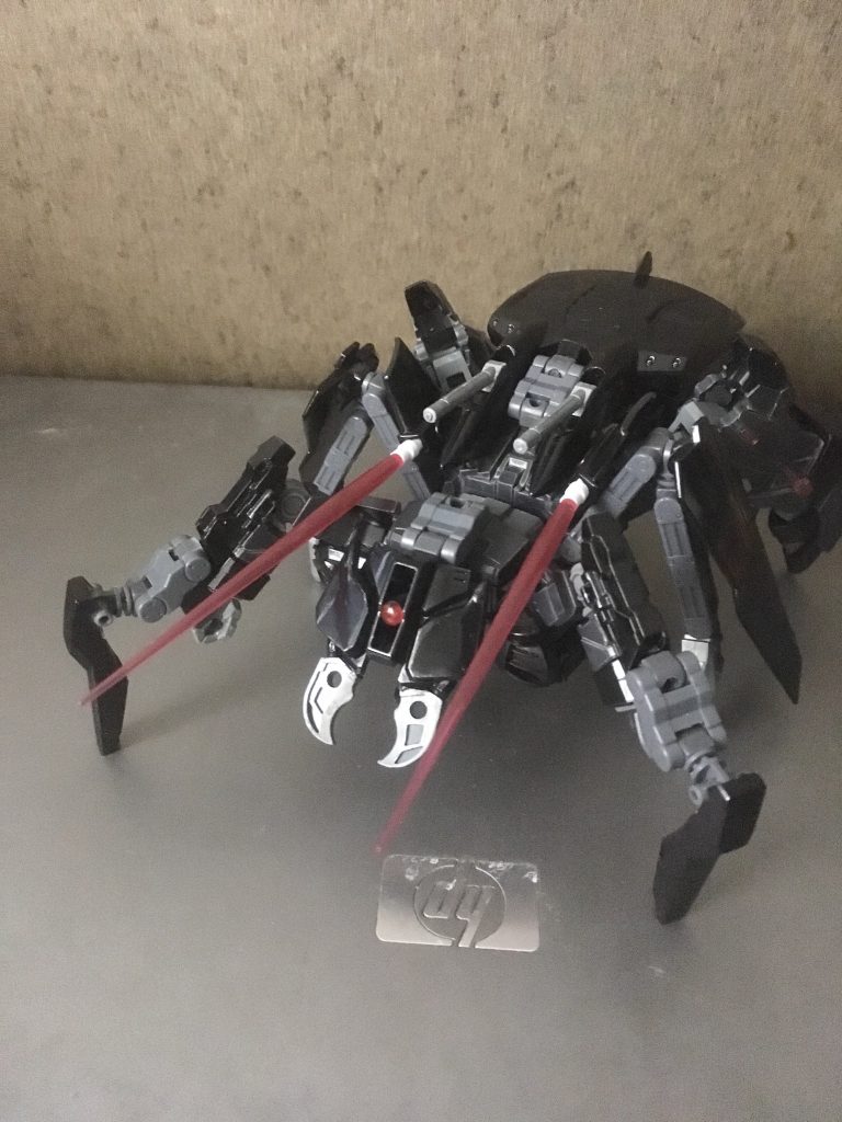 MA形態 ビームサーベル展開
MA形態での主な格闘戦で使用する。固定された二本のビームサーベルを伸ばし突撃と跳躍を駆使し敵機を足元から溶断する戦法をとる。