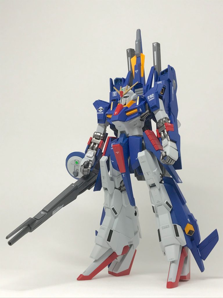 別アングルから撮影したフロントビュー
です。
元キットは単独で見ると、そんなに違和感
は無いのですが、同じスケールのゼータや
ダブルゼータ等と比較するとチビに見える
ので、自分好みのスタイルに（魔）改造
してみました。