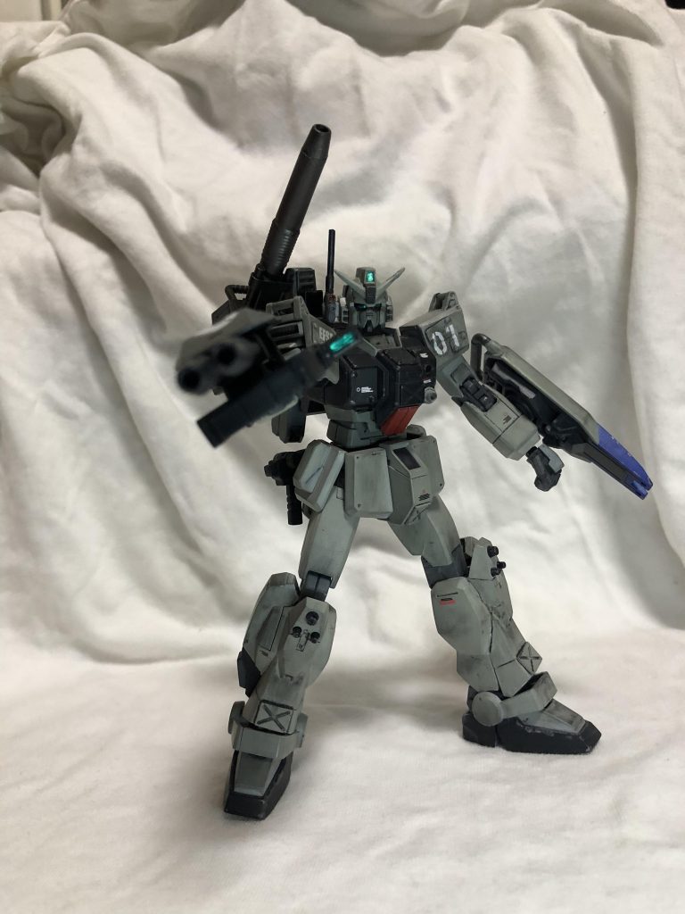 初投稿です(´・ω・`)
真夜中に投稿したので、誤字脱字が酷かったですw
制作に至っては首が短く体に直接生えてるよう見えたので1ミリプラ板を挟み延長しました。
スラスターなどはHGUCブルーディスティニーと陸ガンのニコイチです。
ランドセルは無改造でそのまま着きますw
塗装に関してはエアブラシで行い、ウェザリングとチッピングをしました。