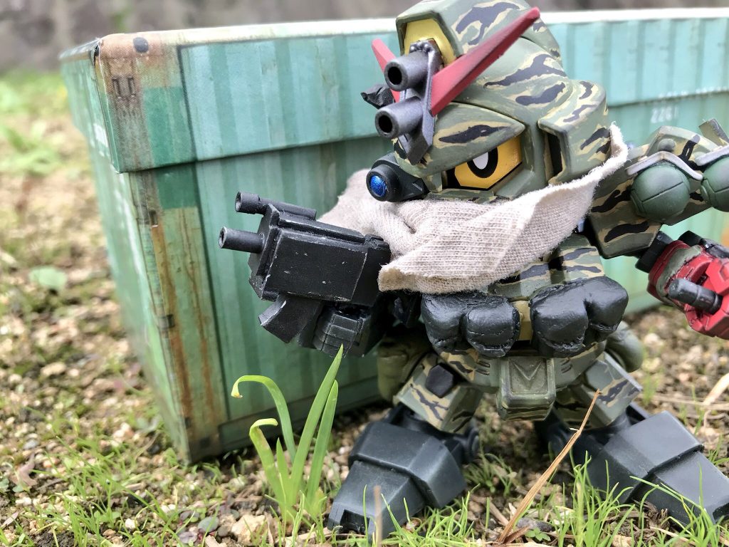 ライフルはプラ板とプラ棒で新造。マグポーチはパテでそれらしく...。