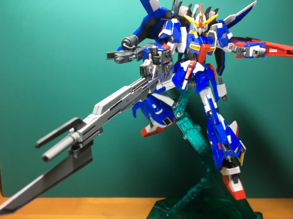 ホビージャパン2014年5月号付録の「カレトヴルッフ炎」から、ハイパーZガンダム炎用ヘッドギアを流用。そのままではツインアイが隠れるため、アンテナ下部を加工しましたが、前髪ぱっつんみたいな姿に…左右のバルカンユニットは隙間が空くため切り離しました。
 
 ZZⅡの使用するメガビームライフルは、左右のプレートが腕の幅に合わなくて邪魔なので切り取りました。先端のフィンは接続部をギリギリ残して、0.5mmプラ板で銃剣を製作。「BF炎トライ」第3話でユウセイの使用したZⅡ炎の装備にヒントを得ました。