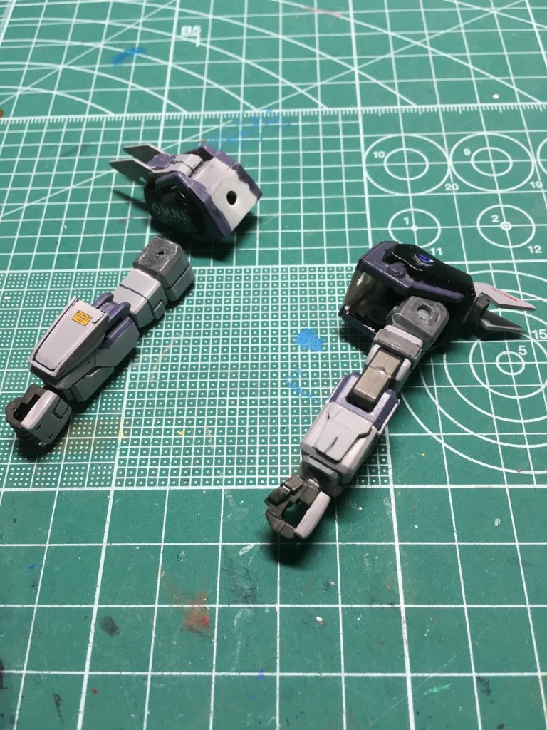 　肩アーマーはジャンクパーツ追加だけでなく、胴体の改修に合わせて独立化させています。内側を0.5mmプラ板でふさぎ、3mm穴を開口。
　
　プラ板を貼る前に位置合わせを慎重に行わないとバランスが崩れるため、リスクは伴いますが、これは他のキットでも応用がしやすい方法です。