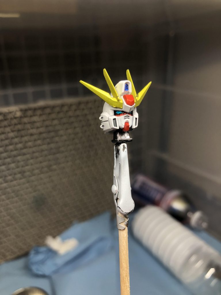 付属のシールは頭頂部と後ろのセンサー（青）の部分だけです。
あとはエアブラシとエナメル黒で頑張りました。