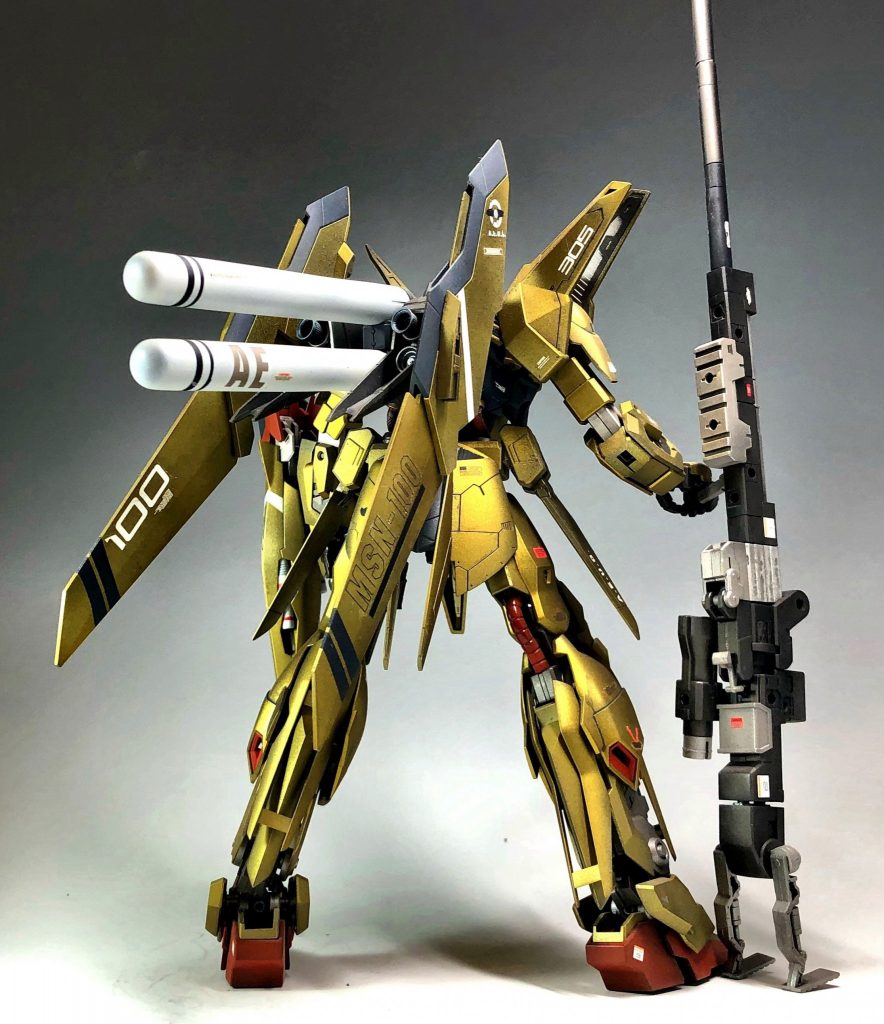 プロペラントタンクはバウのものを別パーツと組み合わせて延長。バウのバックパックをベースにデルタプラスのバインダーを取り付け。