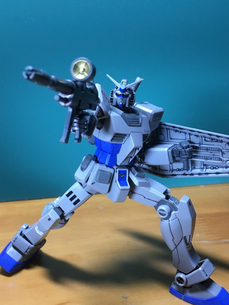 頭部はクリアパーツをあえて塗りつぶして金で塗装しました。パーツ裏が透けてクリアパーツが暗くならないように、そしてツインアイが見えやすいように塗りつぶしました。
 フロントアーマーとつま先裏はエポキシパテで埋めました。こういう作業はあまりしていないのですが、練習でやってみました。