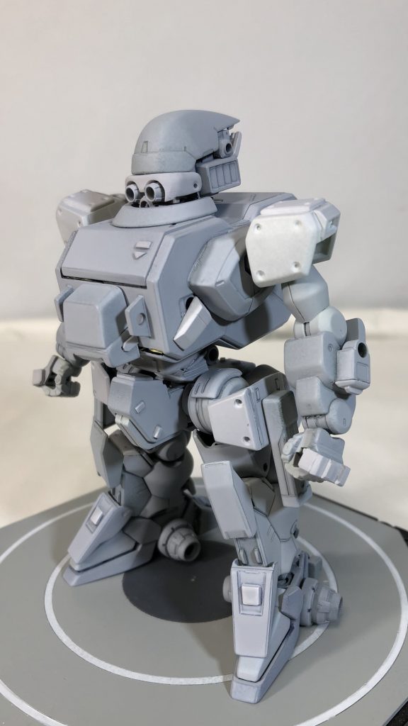 サフ状態。カラーリングに悩む。 元ネタのシルバー単色は似過ぎてしまうと思いつつも
シルバー単色で塗ってしまう。