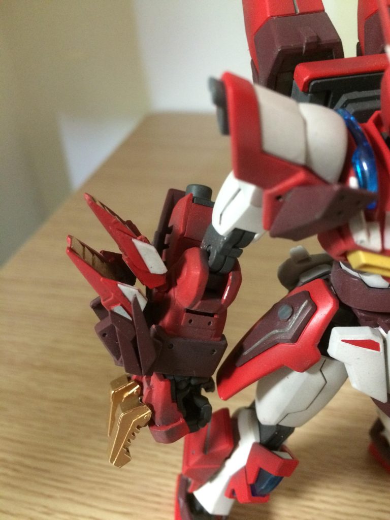 右腕のクローとフィンは展開可能！