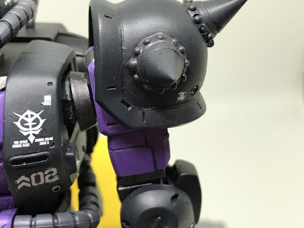 肩のスパイクはコトブキヤのスパイクを使用。丸リベットでディテールアップ。