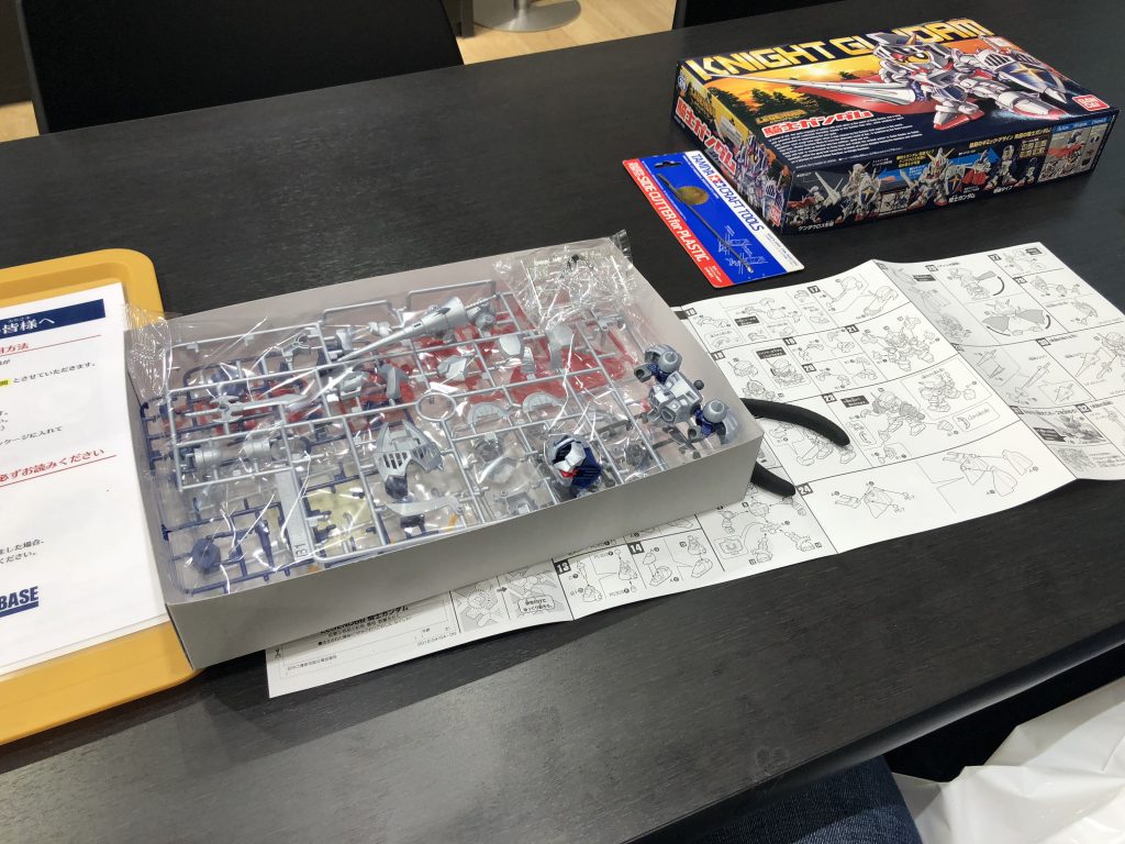 ガンダムベースでエアブラシができるとのことでしたので、何を作ろうと当日まで悩んでいましたが、簡単に組めることと、やはり騎士ガンダムが一番好きなキャラであったのでこれに決めました!