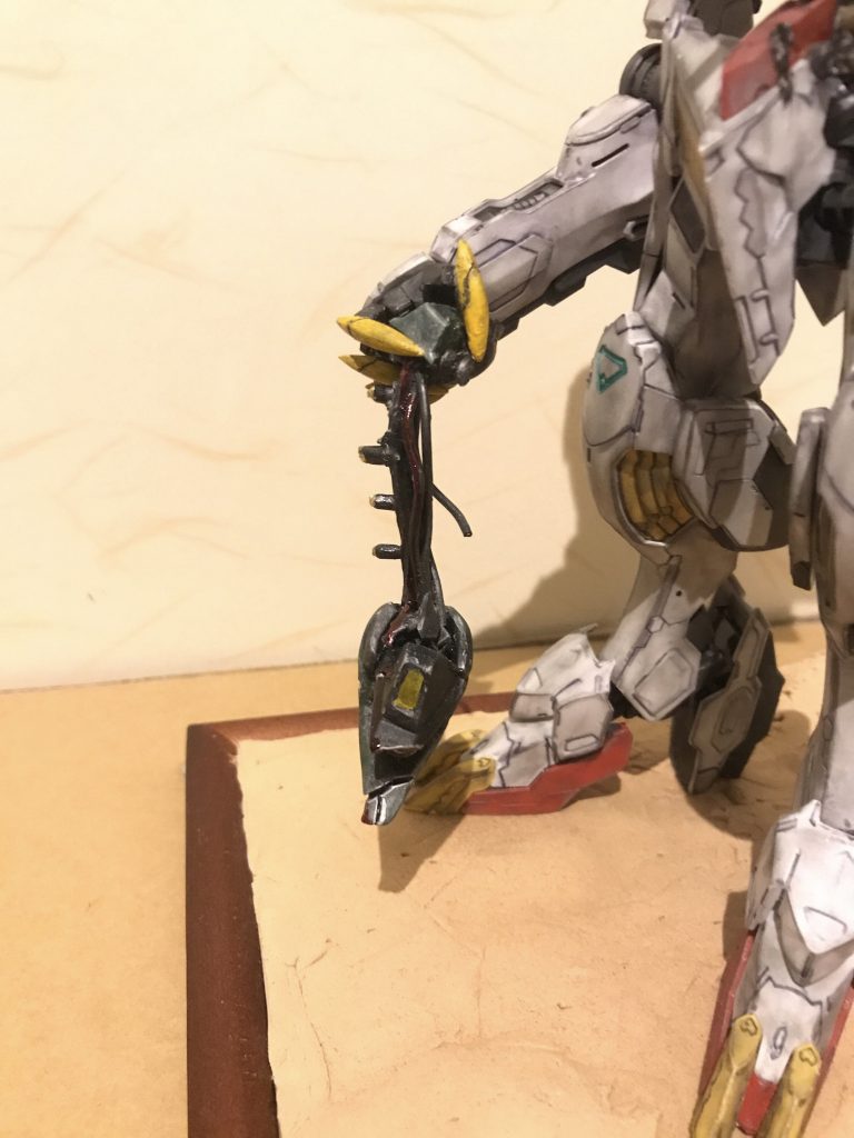 手は握れるように針金を入れてます。