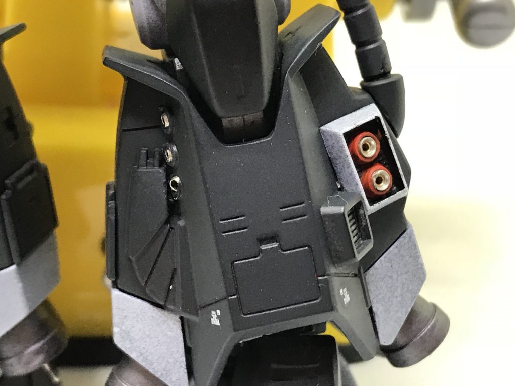 足の前面のスラスターは角ダクトと丸モールドで作り直しています。こちらも金属パーツでディテールアップしています。