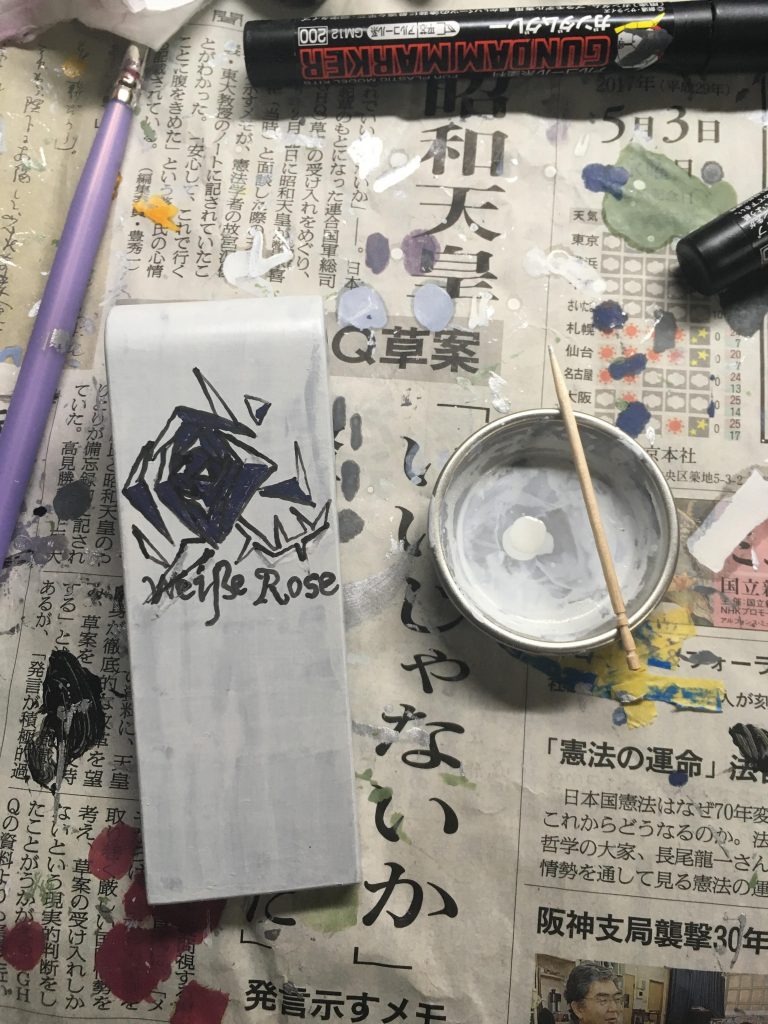 マーキングの様子その2。
次にホワイトで修正した後、紫部分を着色しました。
さらに紫でつぶれてしまった輪郭を改めて描いていきます。