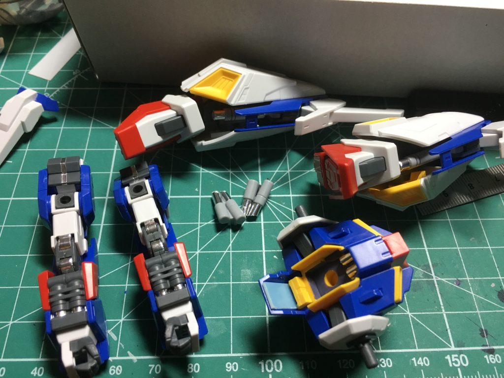 手首付近や腹部、スネ、胸部のシリンダー、肘関節にはホイルシールの余銀を貼り、アクセントにしました。
 手首は1mm幅、足首は2mm幅、それ以外は現物あわせで切り出しました。腹部シリンダーは斜めに成型されているため、現物あわせでないと上手くいきませんでした。