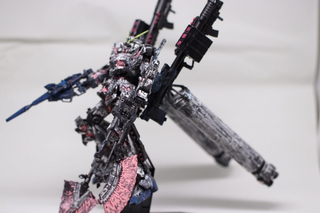 お陰様で後に仰け反ってます。プロペラントタンクの台座?を付けていたのですが、どうにも浮いてしまって用をなさないので外しました。