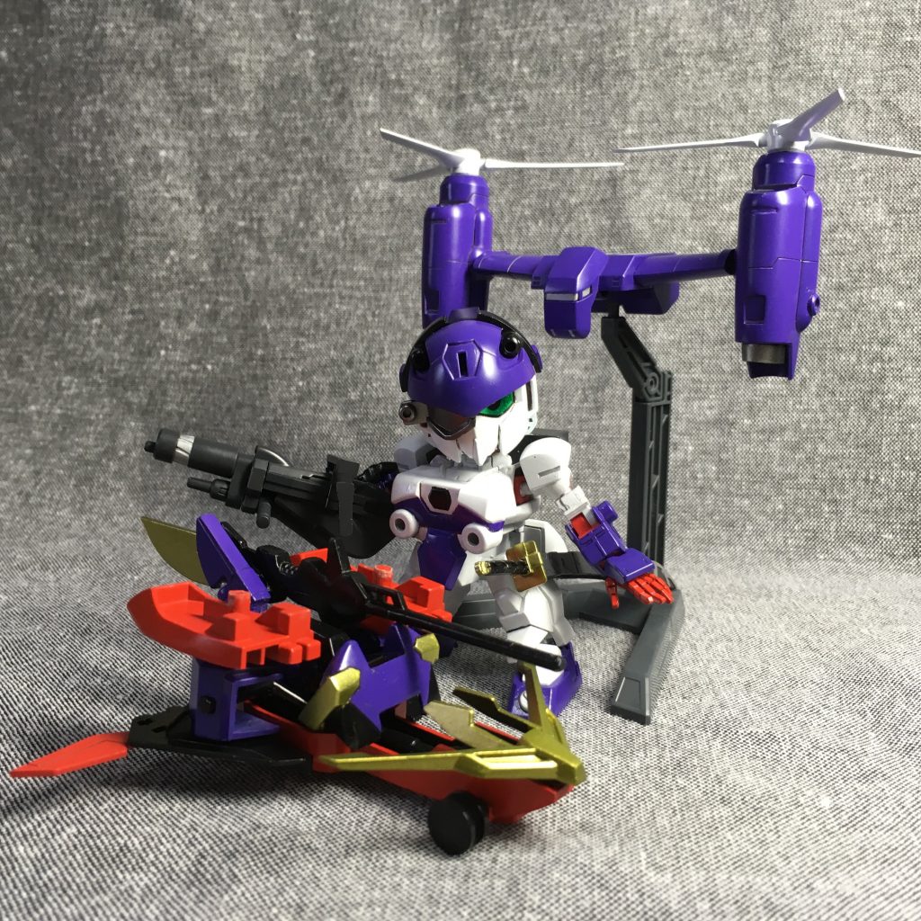 鎧はほぼそのまま斗機丸零参のものを使っているので、鎧と武装を合体させたウェイブライダーも再現できます。
ティルトローターは斗機丸の背中に装着できるように加工し、バーニアパーツを追加、プロペラをシャープに削りこんでいます。