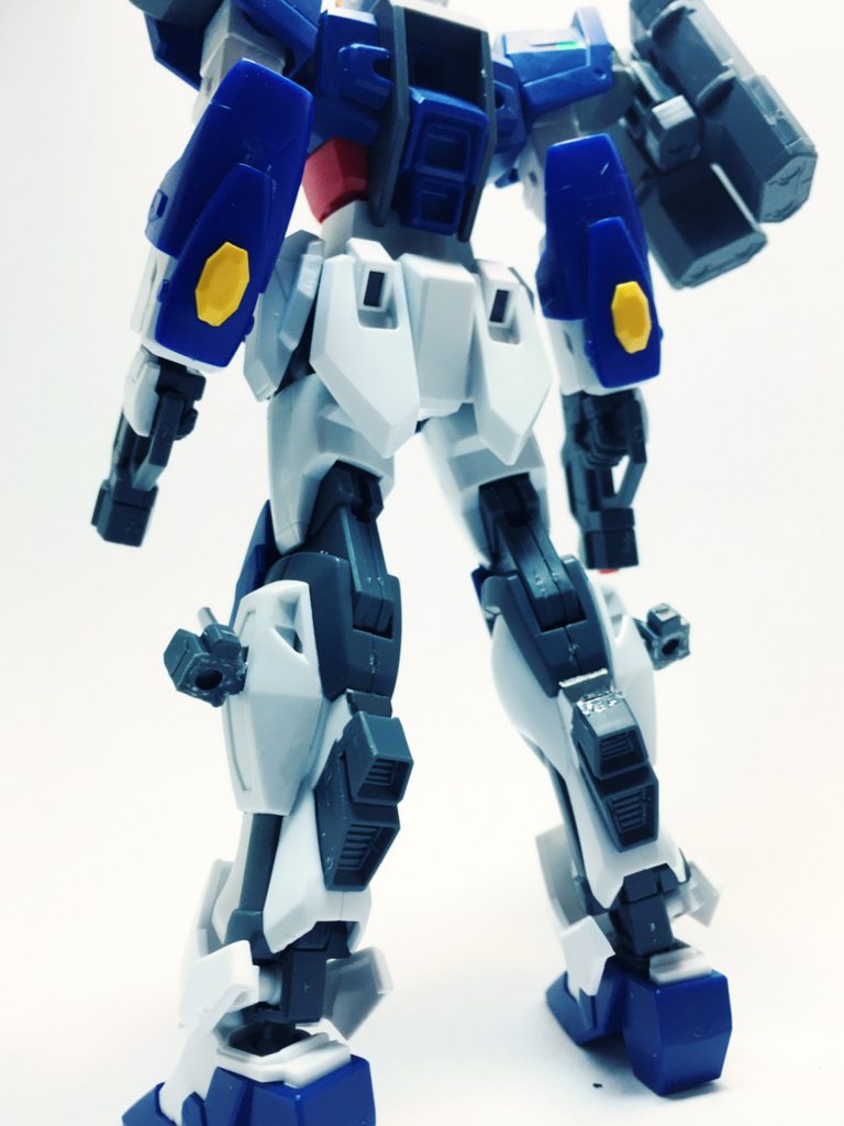 ## 改造点その2
・脹脛のスラスターを大型化
これにより高速戦闘、姿勢制御がよりやりやすくなりました。
・脚部変更
脚部をスタービルドストライクの物に変更しました、追加された部分は粒子タンクとして利用し、その側面にはハンドガンホルダーを追加しています!
・腕部装甲追加
3mmピンで接続しているので、取り外し可能です!
追加装甲のおかげで強度が増しています。