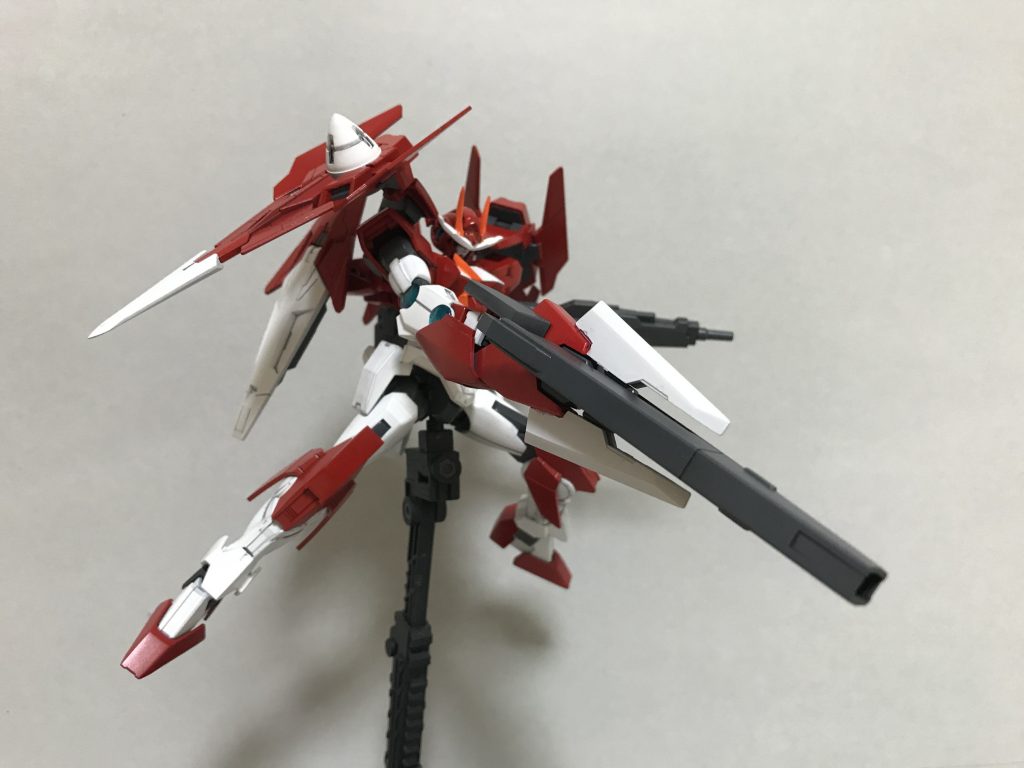 メインアーム:GNバスターライフル
ウイングガンダムのバスターライフルを参考に作られた武器です。太陽炉からエネルギー供給を受ける限り何発でも撃てます。