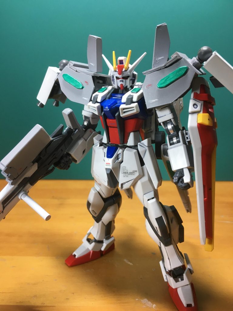 コズミックストライカー:ユニバースブースターの試作機であるセンサーユニットの塊。ビームサーベルラックと主翼が追加されている。専用武装のツインビームライフルは出力調整でマシンガン/ライフルモードに、射出タイミングの調整で上下から交互/同時にビームを射出する。これにより4パターンの攻撃を可能とします。
 胸部装甲は裏側を削り、0.5mmプラ板を接着しました。