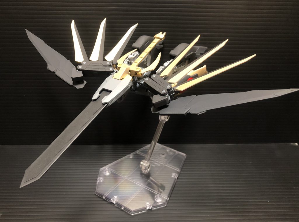 組み換えなしで鳥型のブースターユニットに変形させることができます。大剣がくちばしのように前面に突き出しているため、突撃するだけでも強そうです笑