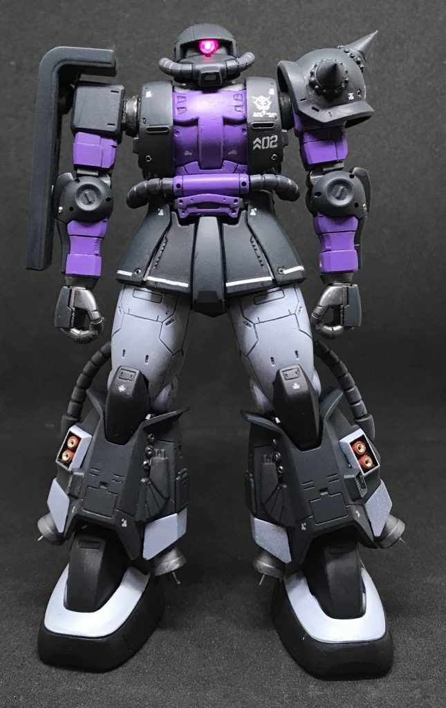 モノアイはLED電飾化、電池はパック内蔵。
塗装はガイアカラーのエヴァパープル、ガイアのスチールホワイト、クレオスのネービーブルーで塗装。