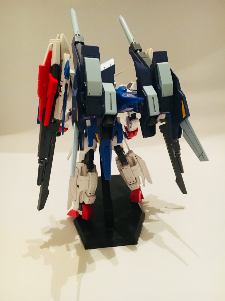 背中の形を決めるまでが長かった(*_*)
ライトニングバックウェポンシステムをそのまつけられる構造ではなかったので接続部をage3のコアファイターを使用しています。