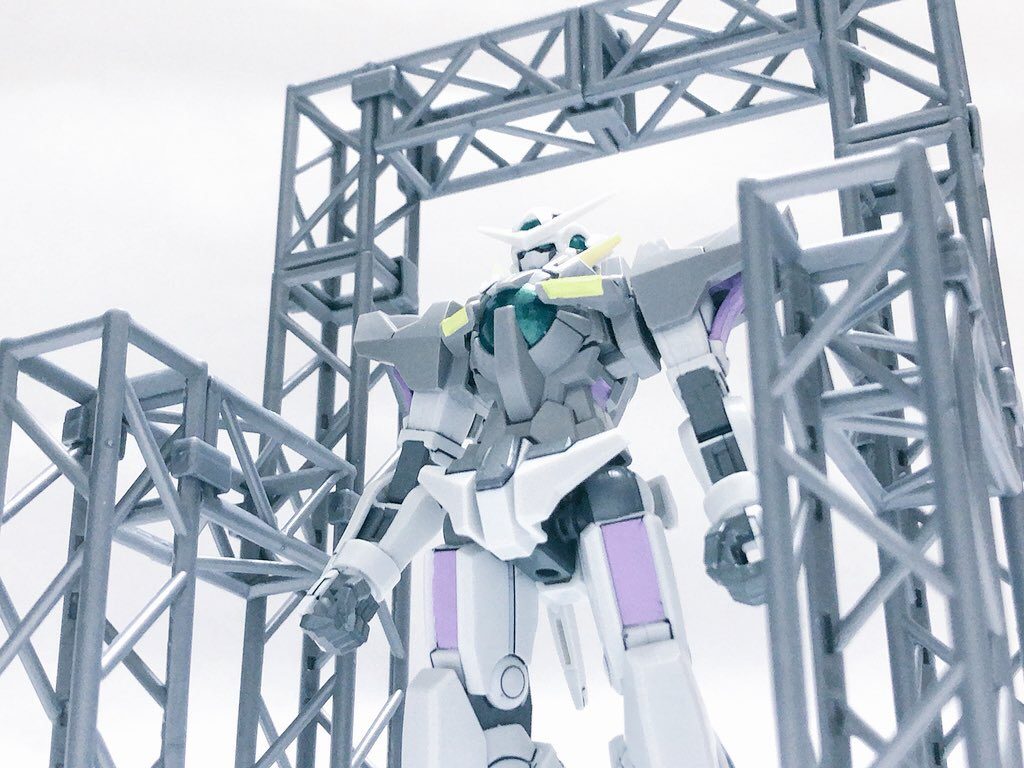 格納庫にいるイメージが強いので、それっぽいものを配置してそこにエクシアを起きました