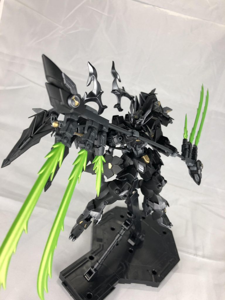 バーストモード。後ろから黒い炎を出力します。機動性の向上と相手からのビーム、銃撃を防ぎ、ドライビームサイズに絡ませれば切り裂くだけでなく焼き切ることが可能です。